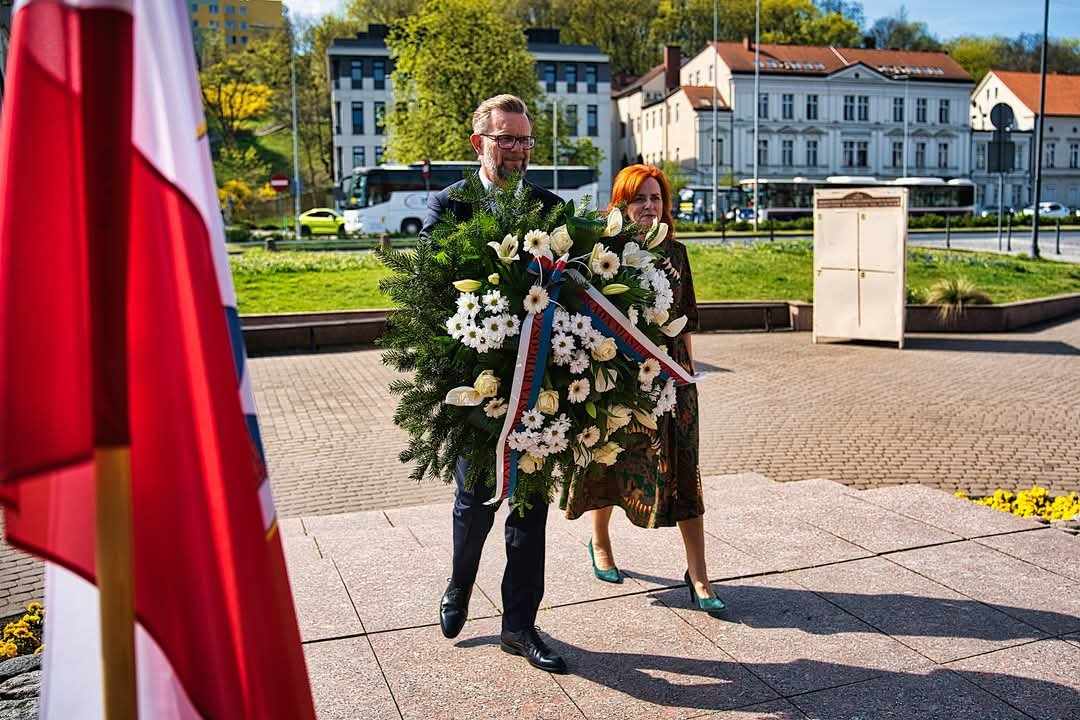pod pomnikiem